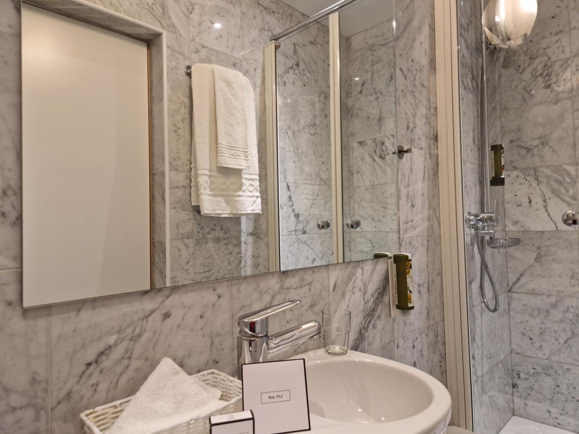 Hotel Athmos 4*